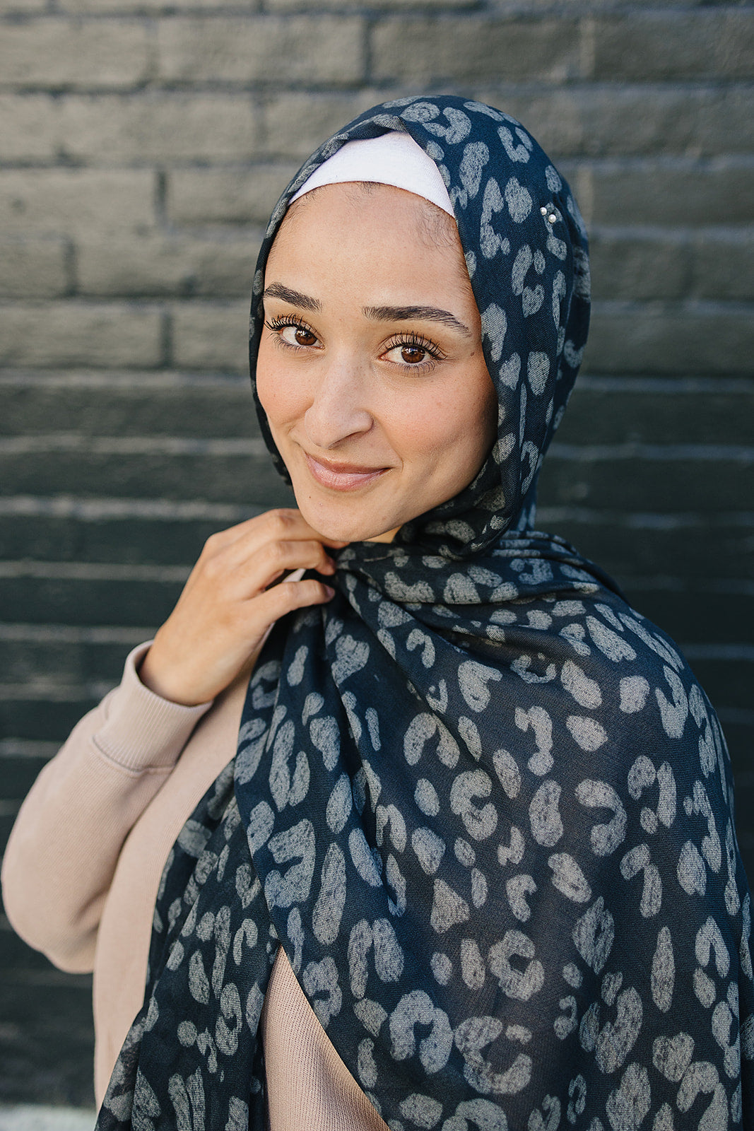 Bamboo Woven Printed Hijab - Leopard Charcoal