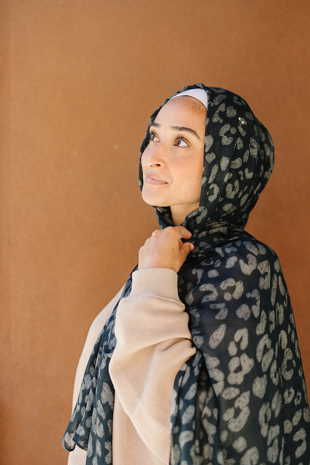 Bamboo Woven Printed Hijab - Leopard Charcoal