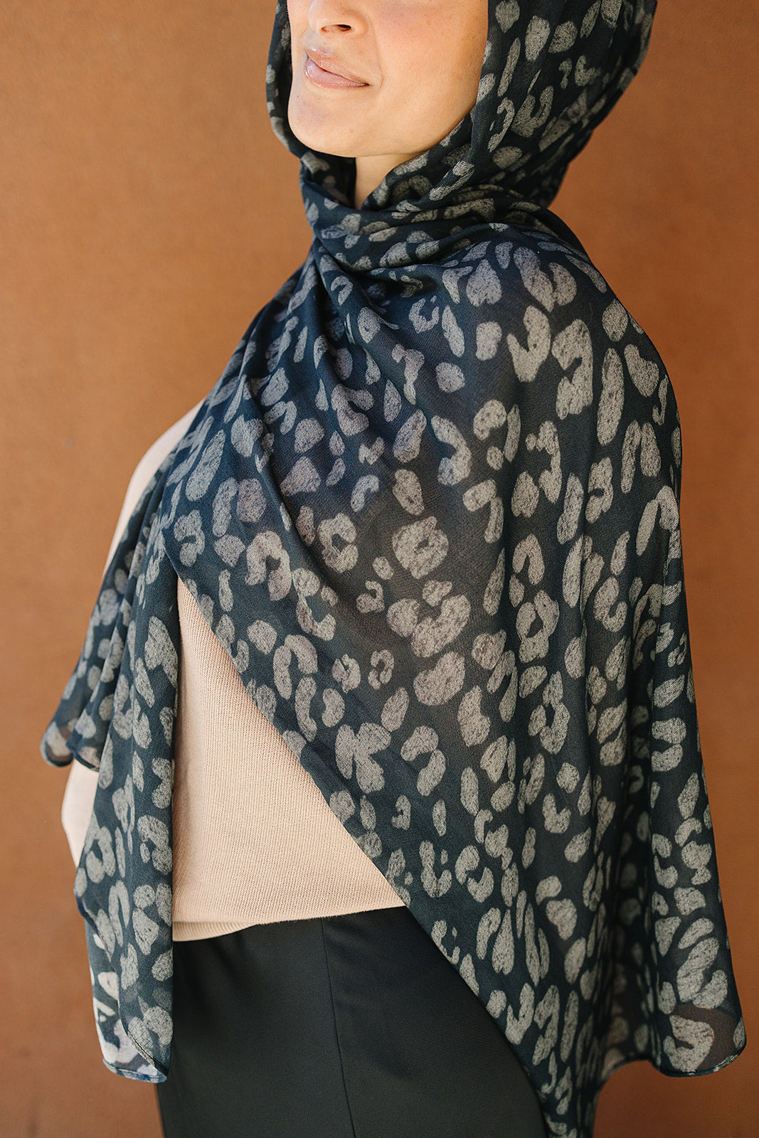 Bamboo Woven Printed Hijab - Leopard Charcoal
