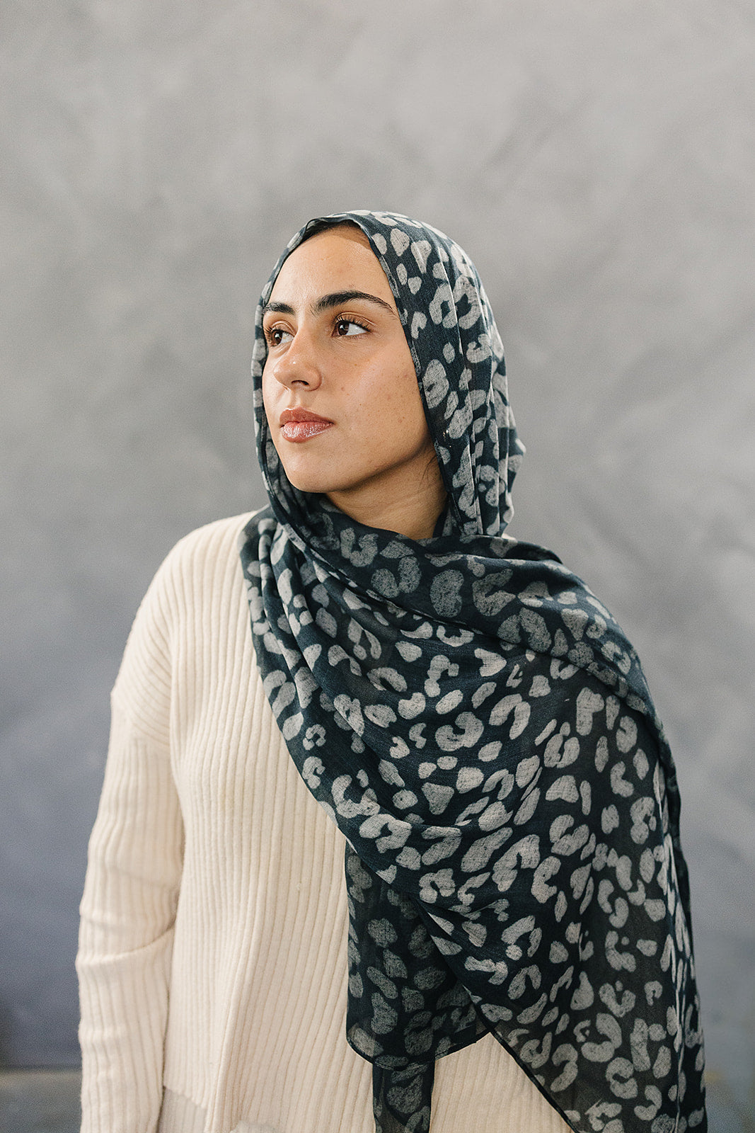 Bamboo Woven Printed Hijab - Leopard Charcoal